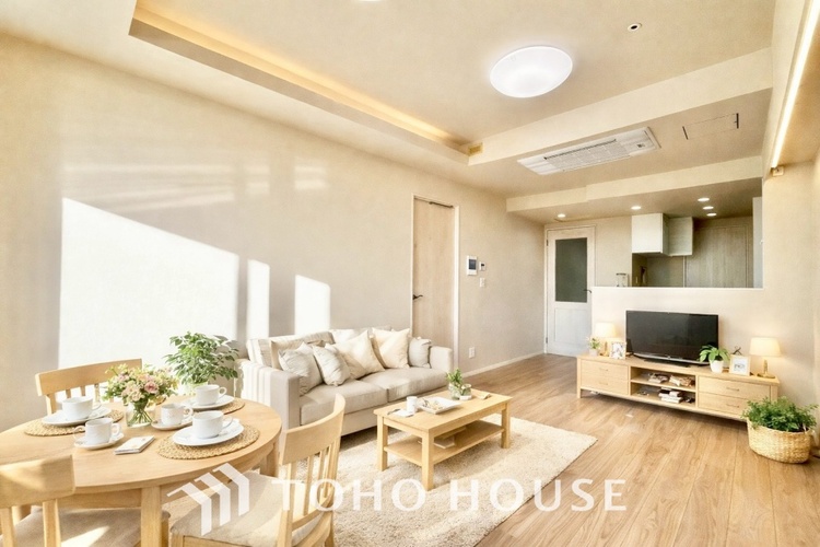 内装 ＊配置してある家具や小物はCGによるイメージ画像です。◆サンサンと◆差し込む太陽の光がこのリビングに笑いをもたらす。ソファの上のクッションがポカポカした暖気にぬくぬくと微睡んでいる。