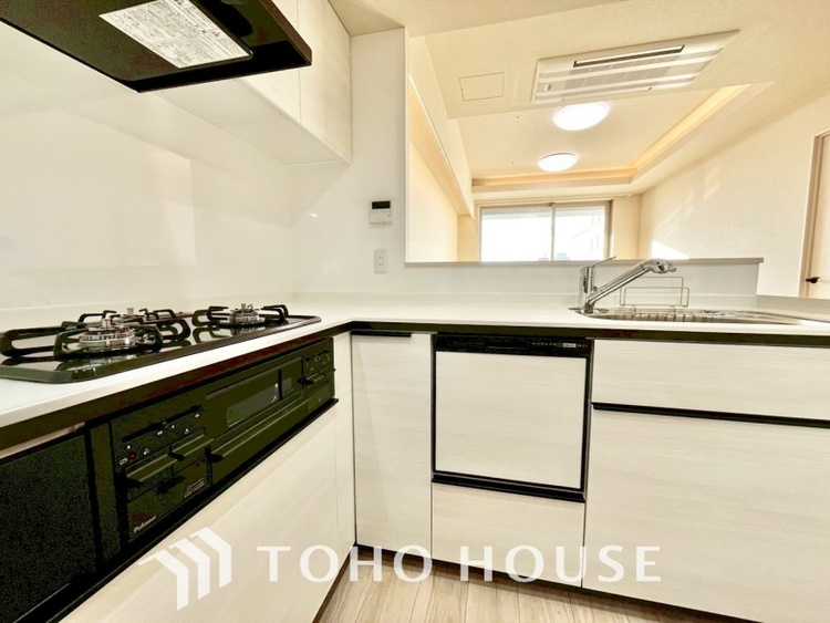 キッチン 手元の収納から、足元の収納までが全てスライド式で、奥のスペースまで有効に活用できます。奥まで上から見渡せるので、たまにしか使わない調理器具もサッと取出せます。