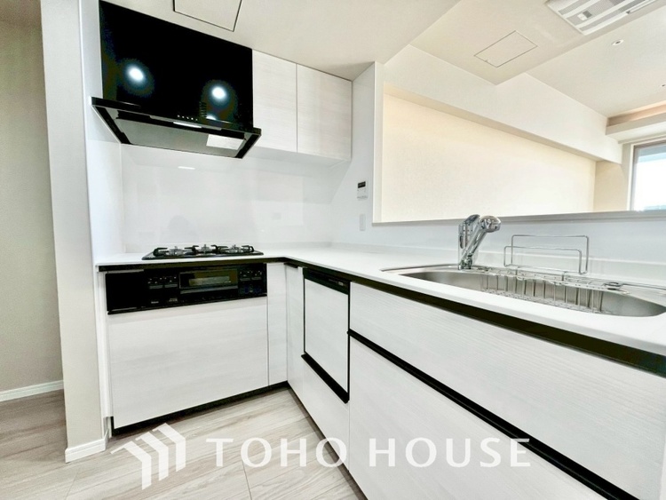 キッチン ◆愛育◆キッチンは家族の絆を育む大切な空間。シンプルで使い易いSystemKitchenで愉しく作る料理は愛情のある美味しいご馳走に。家族で使える広々としたダイニングキッチンです。