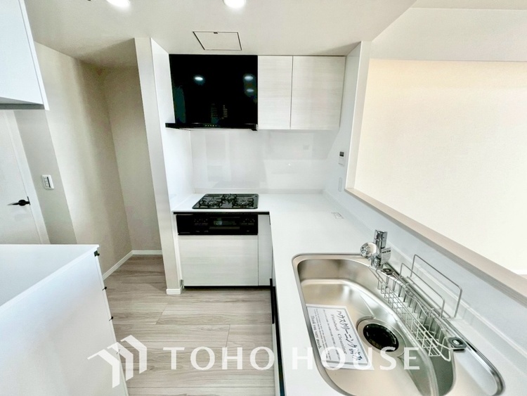 キッチン キッチンは家族の絆を育む大切な空間。シンプルで使い易いシステムキッチンで愉しく作る料理は愛情のある美味しいご馳走に。家族で使えるダイニングキッチンです。