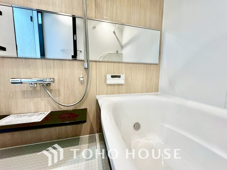 風呂 【浴室】《一日の疲れを落としてくれる場所は、落ち着く場所でなければならない》　高級感溢れるカラーと大きさ・柔らかな曲線で構成された半身浴も楽しめるバスタブが心地よさをもたらします。