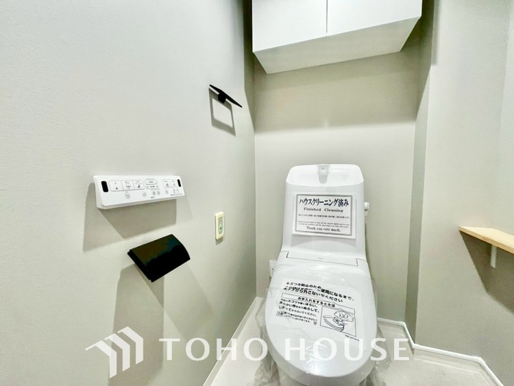 トイレ 清潔感あるホワイト調のクロスと温もり溢れるモダンカラーの床材が見事に調和した本邸宅は、毎日の生活を少しでも快適に過ごして頂ける様に落ち着いた雰囲気作りから行っています。