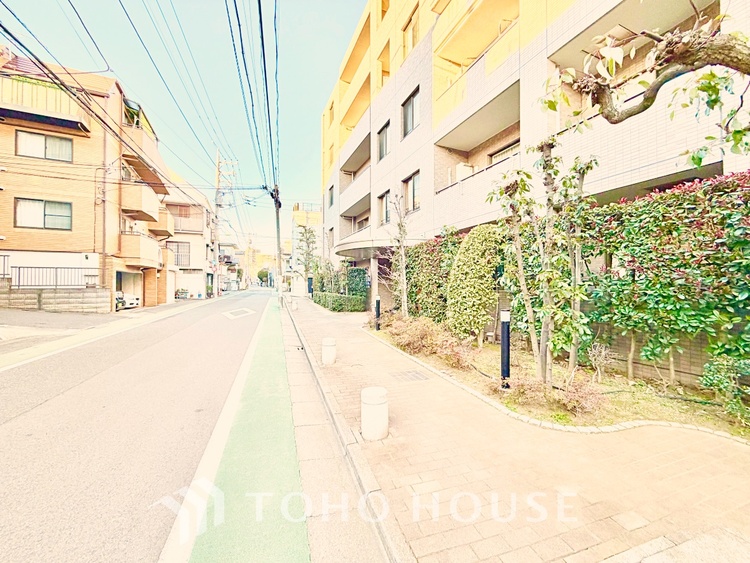 内装 家族や友人との団らんに最適なリビング。落ち着いた雰囲気でくつろぎの時間を過ごせます。