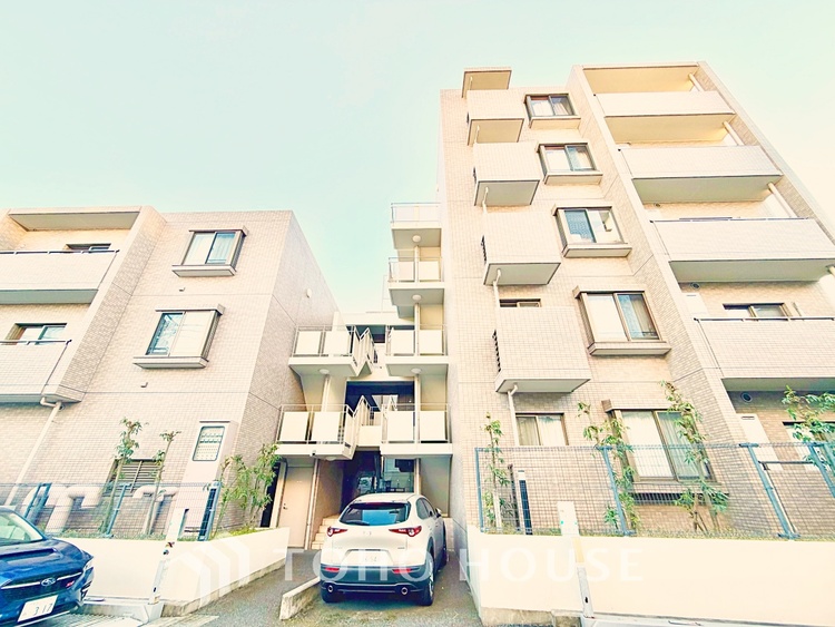 玄関 家族の靴や小物を整理しやすい収納付きで、玄関がいつも整った印象に。