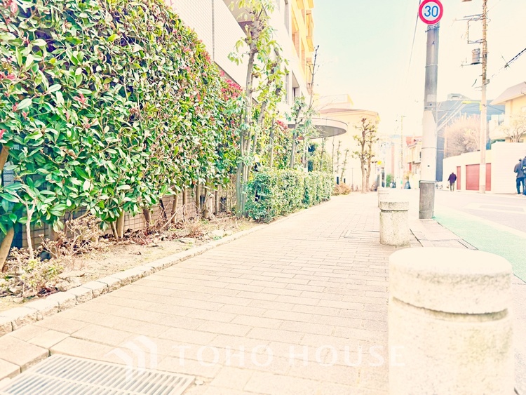 バルコニー 開放感あふれるバルコニーで、朝の光や夜風を感じながら心地よい時間を過ごせます。