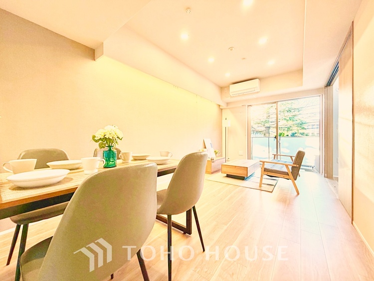 内装 触れることが出来そうな環境が、そのままインテリアに。その豊かで眩い眺望には、心地よい光と風が溢れ、ずっと眺めていたくなるような空間を演出してくれます。