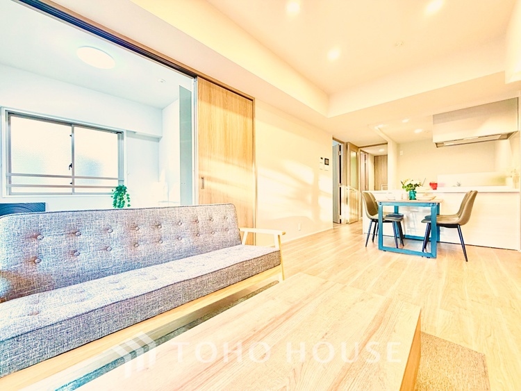 内装 太陽の光をスマートにリビングへ。優しくいざなわれた採光が朝は目を覚ませ、昼はくつろぎ、そして夕刻には温もりを与える。他にはないおしゃれなデザインで。