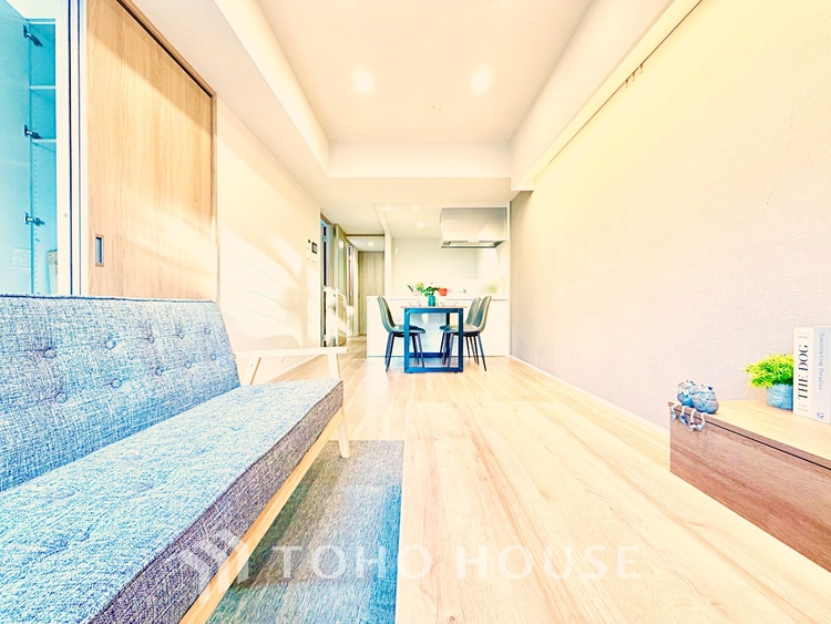 内装 大きな窓から差し込む陽光が心地よい、家族が自然と集まる開放的なリビング空間です。