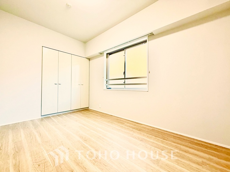 内装 プライベートな時間を大切にできる、落ち着いた洋室。収納も充実し快適な暮らしを実現します。