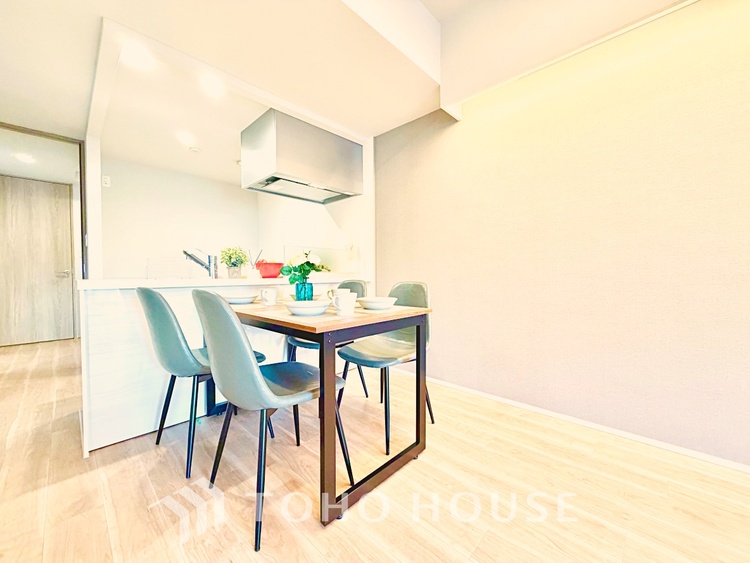 内装 シンプルで洗練されたデザインが魅力のリビング。インテリアを自由に楽しめる空間です。