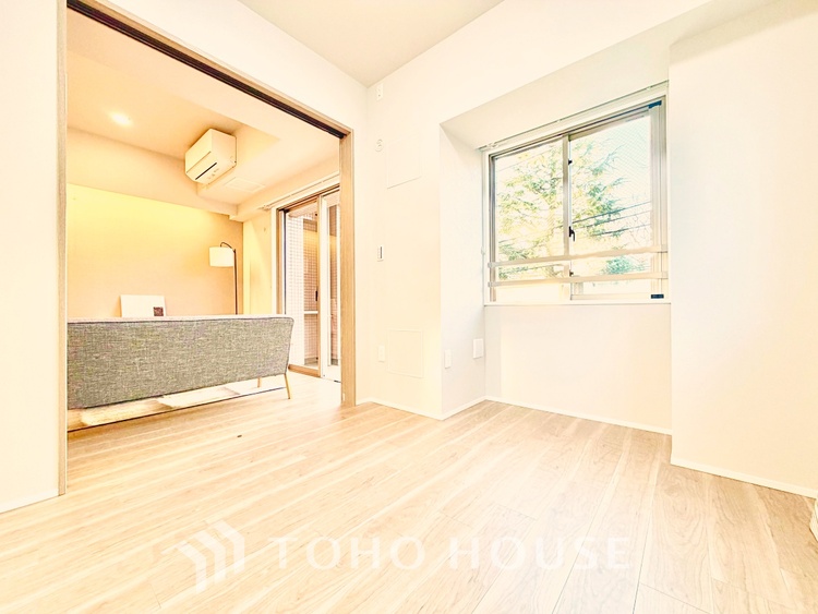 内装 静かな環境で集中できる洋室。仕事や趣味のスペースとしても活用できる便利な空間です。