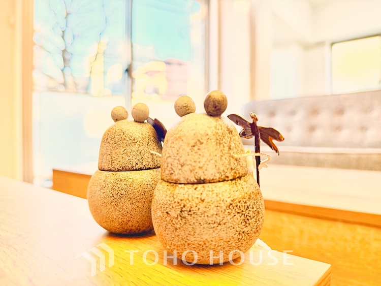 内装 ゆったりとした広さと明るさを兼ね備えた、くつろぎの時間を楽しめる快適なリビングです。