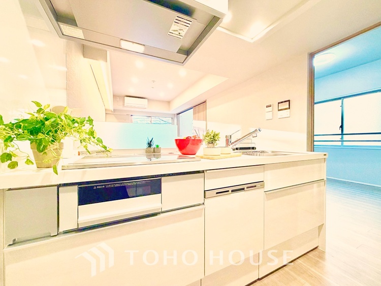 キッチン 家事動線に配慮した、効率的なキッチンレイアウト。調理も片付けもスムーズに行えます。