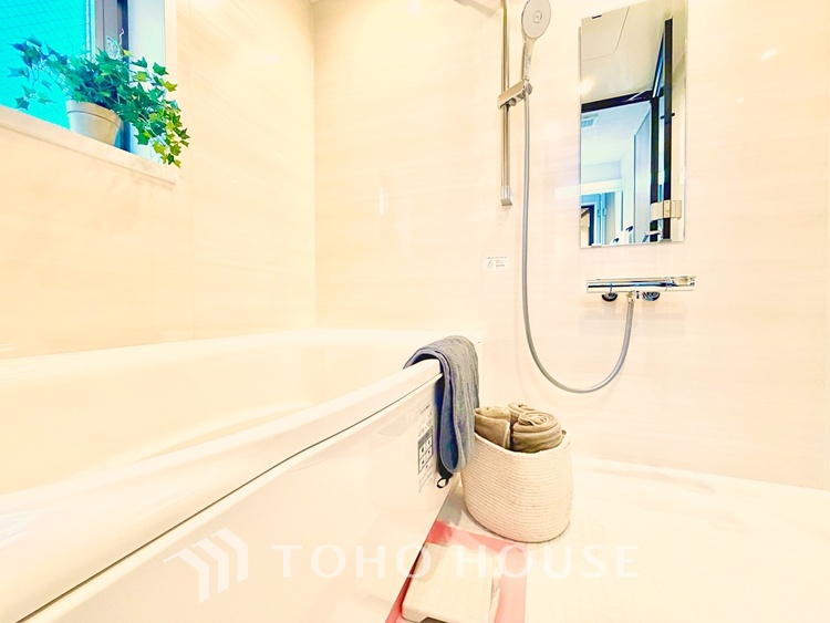 風呂 【Swaying surface】光に照らし出されたバスルーム。膨よかな湿度と静かに揺れる眼前の水面