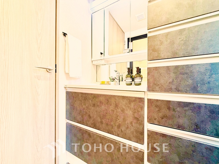 洗面 【Wash basin】十分な大きさの洗面台は収納もさる事ながら、身だしなみチェックや歯磨きなど、朝の慌ただしい時間でもホテルライクなスペースで余裕とゆとりを感じて頂けます。