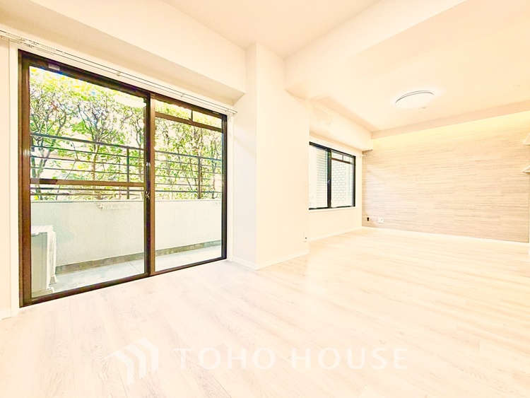 内装 太陽の光をスマートにリビングへ。優しくいざなわれた採光が朝は目を覚ませ、昼はくつろぎ、そして夕刻には温もりを与える。他にはないおしゃれなデザインで。