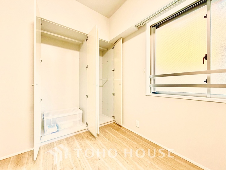 収納 クローゼット完備で、季節物の衣類や小物もきれいに収納できる便利な設計です。