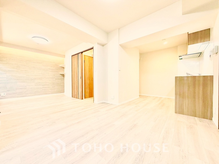 内装 大きな窓から差し込む陽光が心地よい、家族が自然と集まる開放的なリビング空間です。