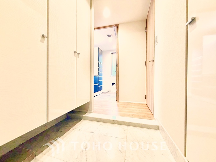 玄関 家族の靴や小物を整理しやすい収納付きで、玄関がいつも整った印象に。