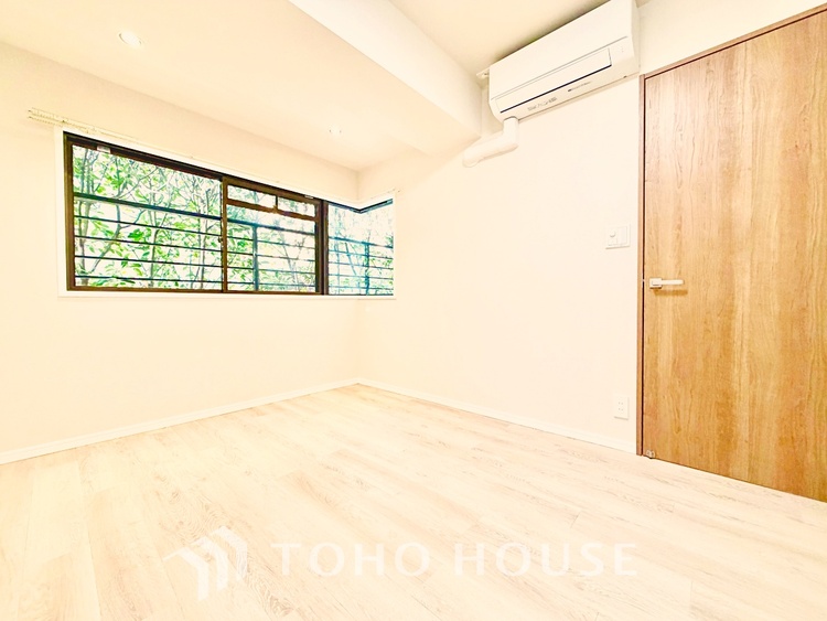 内装 プライベートな時間を大切にできる、落ち着いた洋室。収納も充実し快適な暮らしを実現します。