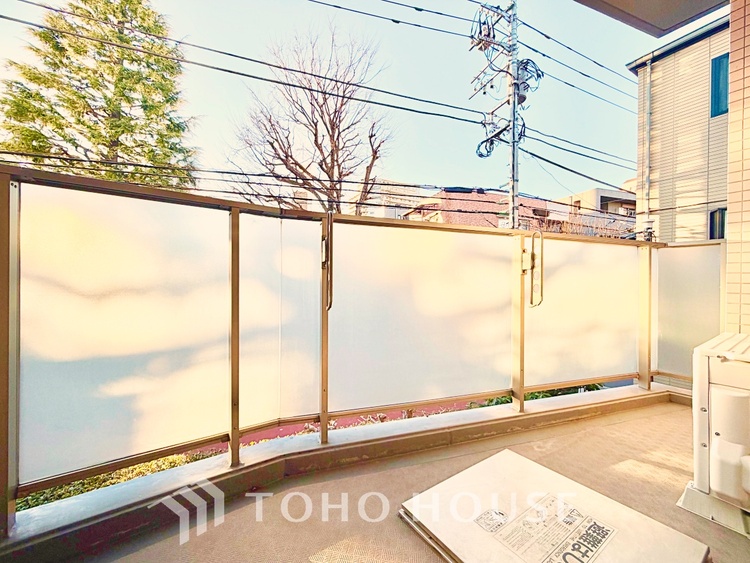 バルコニー 開放感あふれるバルコニーで、朝の光や夜風を感じながら心地よい時間を過ごせます。