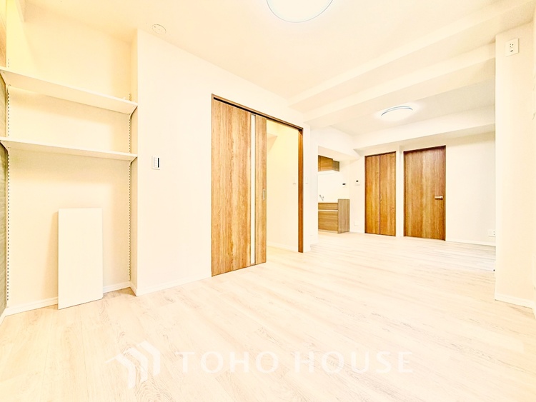 内装 家族や友人との団らんに最適なリビング。落ち着いた雰囲気でくつろぎの時間を過ごせます。