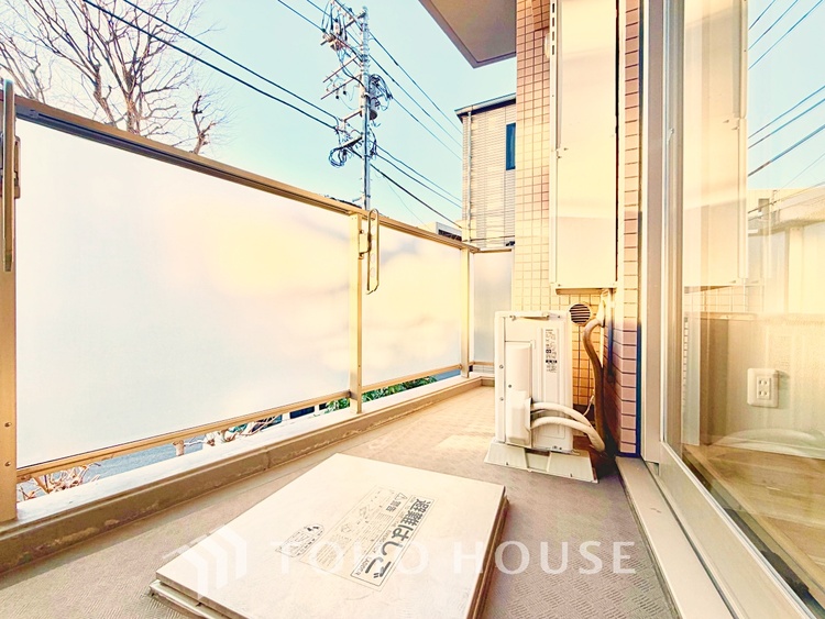 バルコニー ベランダから望む紺碧の空からそよ風、そして目に映るのはグリーン広がる風光明媚な世界。それは清々しい自然の薫りを肌で感じる幸せな空間。