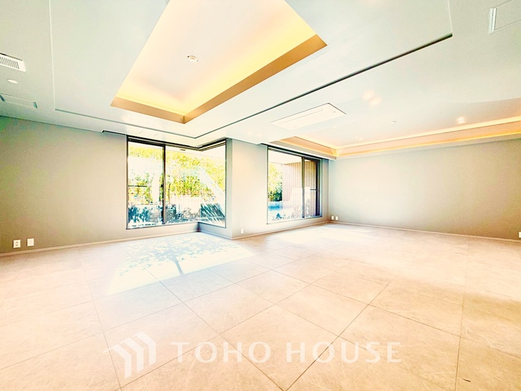 内装 触れることが出来そうな環境が、そのままインテリアに。その豊かで眩い眺望には、心地よい光と風が溢れ、ずっと眺めていたくなるような空間を演出してくれます。