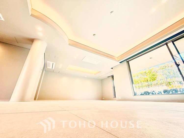 内装 大きな窓から差し込む陽光が心地よい、家族が自然と集まる開放的なリビング空間です。