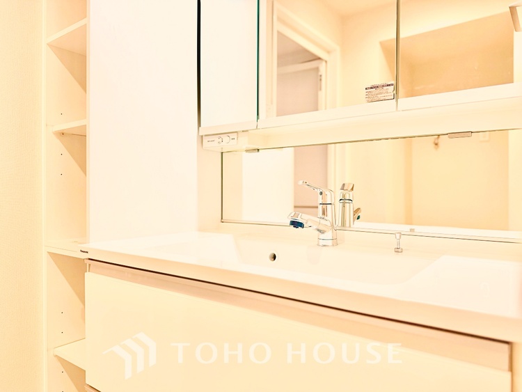 内装 ゆったりとした広さと明るさを兼ね備えた、くつろぎの時間を楽しめる快適なリビングです。