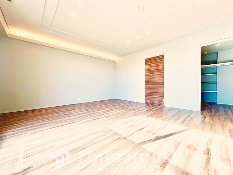 内装 プライベートな時間を大切にできる、落ち着いた洋室。収納も充実し快適な暮らしを実現します。