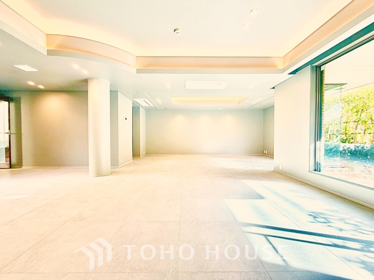 内装 シンプルで洗練されたデザインが魅力のリビング。インテリアを自由に楽しめる空間です。