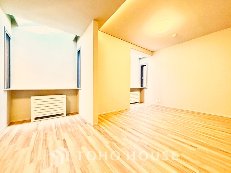 内装 静かな環境で集中できる洋室。仕事や趣味のスペースとしても活用できる便利な空間です。