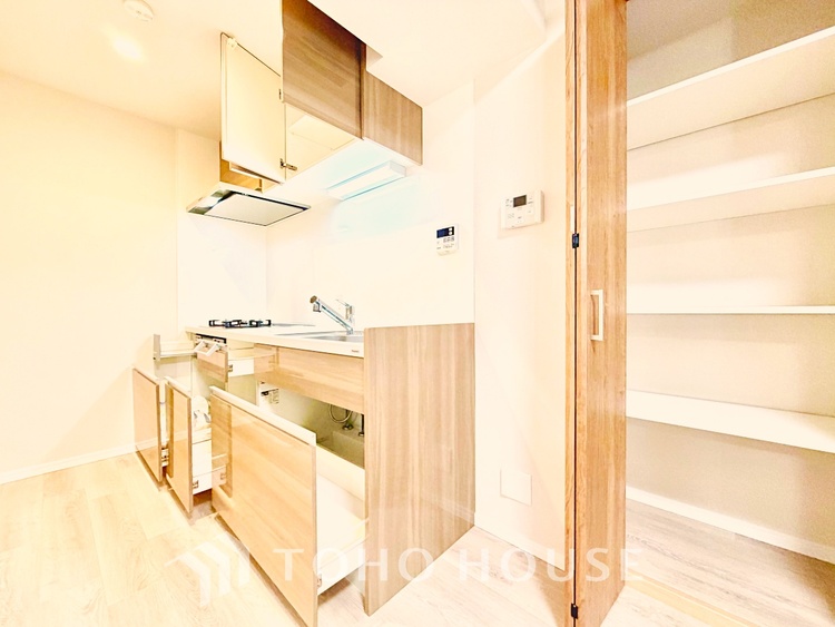 キッチン 食器収納も充実した、片付けやすいキッチン。毎日の家事が快適に進みます。