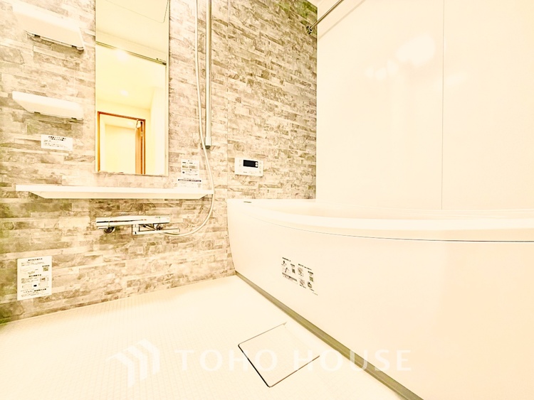 風呂 【Swaying surface】光に照らし出されたバスルーム。膨よかな湿度と静かに揺れる眼前の水面