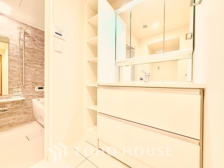 洗面 【Wash basin】十分な大きさの洗面台は収納もさる事ながら、身だしなみチェックや歯磨きなど、朝の慌ただしい時間でもホテルライクなスペースで余裕とゆとりを感じて頂けます。