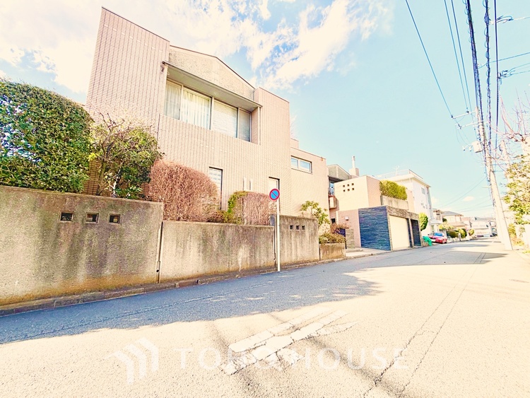 外観 【はるか彼方へ】見上げれば高い空。手を伸ばせば吸い込まれそうな突き抜ける空間。空が高いと気持ちも高揚します。空さえも楽しむ生活を始めませんか