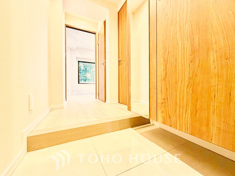 玄関 家族の靴や小物を整理しやすい収納付きで、玄関がいつも整った印象に。