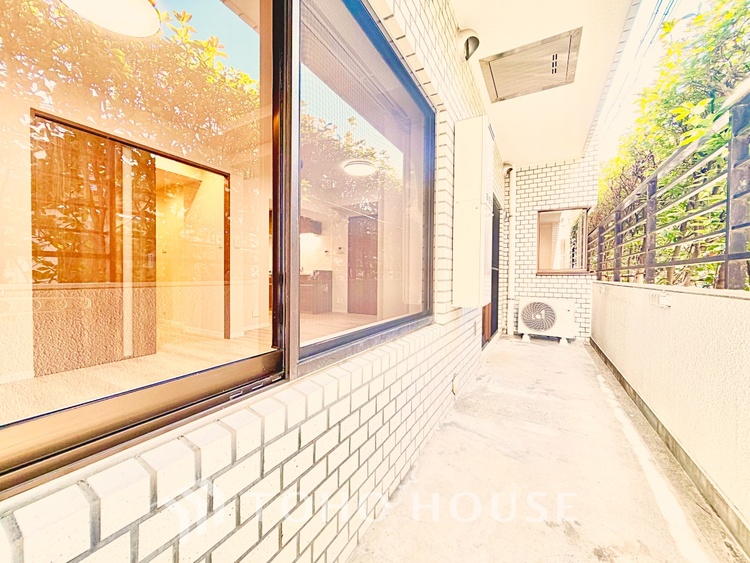 バルコニー 開放感あふれるバルコニーで、朝の光や夜風を感じながら心地よい時間を過ごせます。