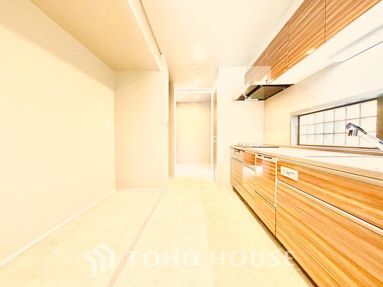 キッチン 食器収納も充実した、片付けやすいキッチン。毎日の家事が快適に進みます。