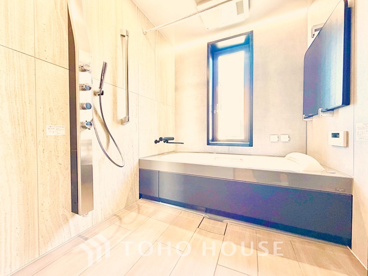 風呂 【Swaying surface】光に照らし出されたバスルーム。膨よかな湿度と静かに揺れる眼前の水面