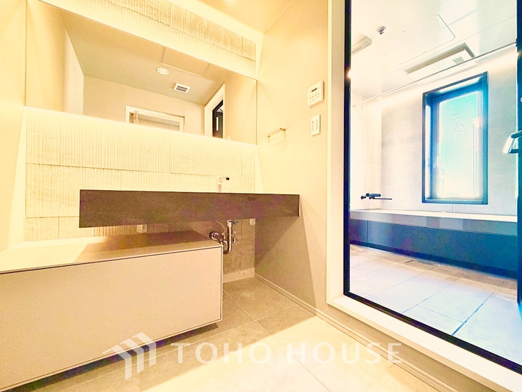 洗面 【Wash basin】十分な大きさの洗面台は収納もさる事ながら、身だしなみチェックや歯磨きなど、朝の慌ただしい時間でもホテルライクなスペースで余裕とゆとりを感じて頂けます。