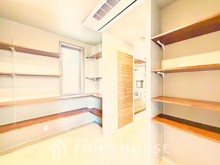 収納 クローゼット完備で、季節物の衣類や小物もきれいに収納できる便利な設計です。