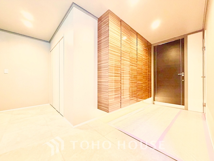 玄関 家族の靴や小物を整理しやすい収納付きで、玄関がいつも整った印象に。