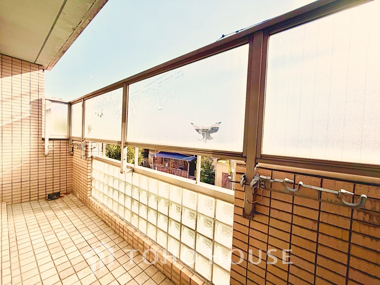 バルコニー ベランダから望む紺碧の空からそよ風、そして目に映るのはグリーン広がる風光明媚な世界。それは清々しい自然の薫りを肌で感じる幸せな空間。