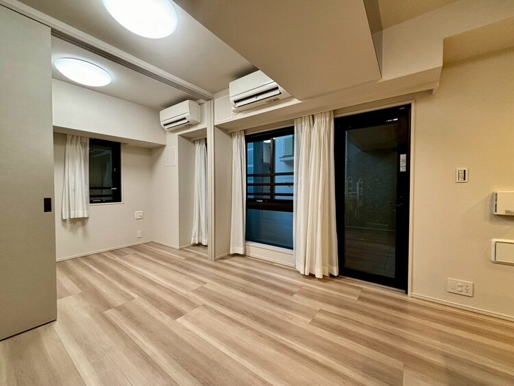 居間 落ち着いた雰囲気に包まれて、伸びやかな空間。