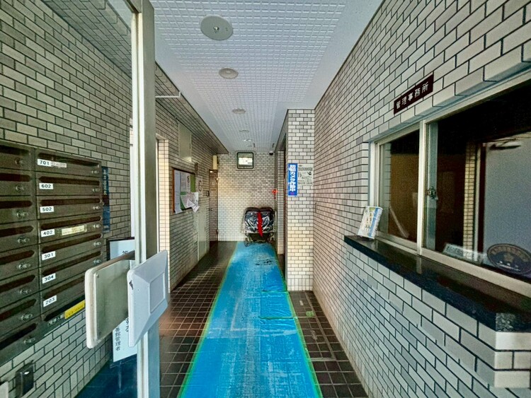 エントランス 綺麗に整備されており、行き届いた管理体制をうかがわせます。