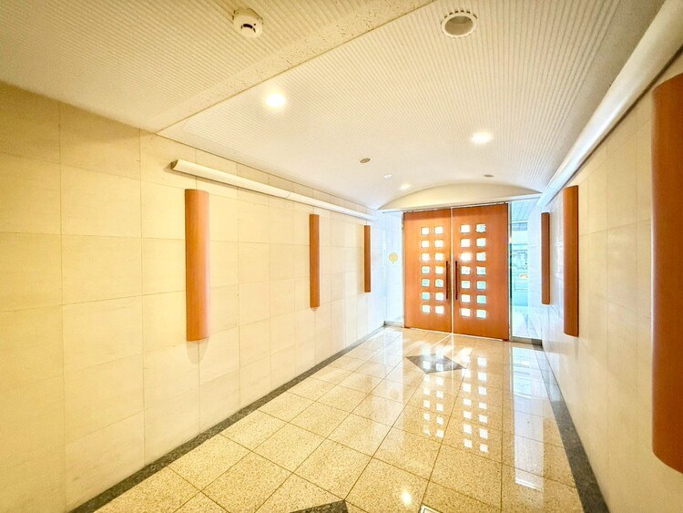 エントランス 綺麗に整備されており、行き届いた管理体制をうかがわせます。