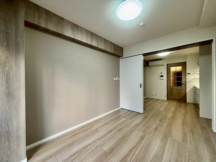 居間 落ち着いた雰囲気に包まれて、伸びやかな空間。