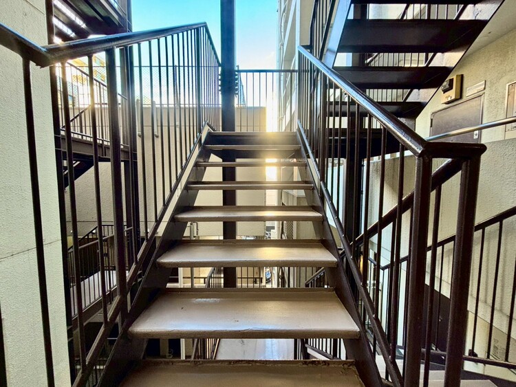 設備 共用部の階段です。明るく清潔に管理されています。